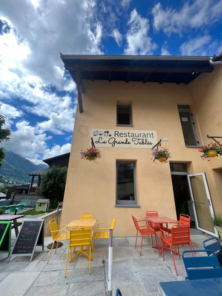 Restaurant La Grande Tablée avec terrasse colorée face aux montagnes des Houches